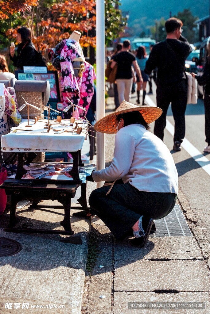 街头艺人专注创作手工艺品