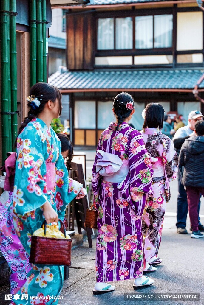 身着和服的人群漫步街头