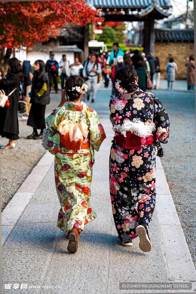 街头漫步的两位和服女子