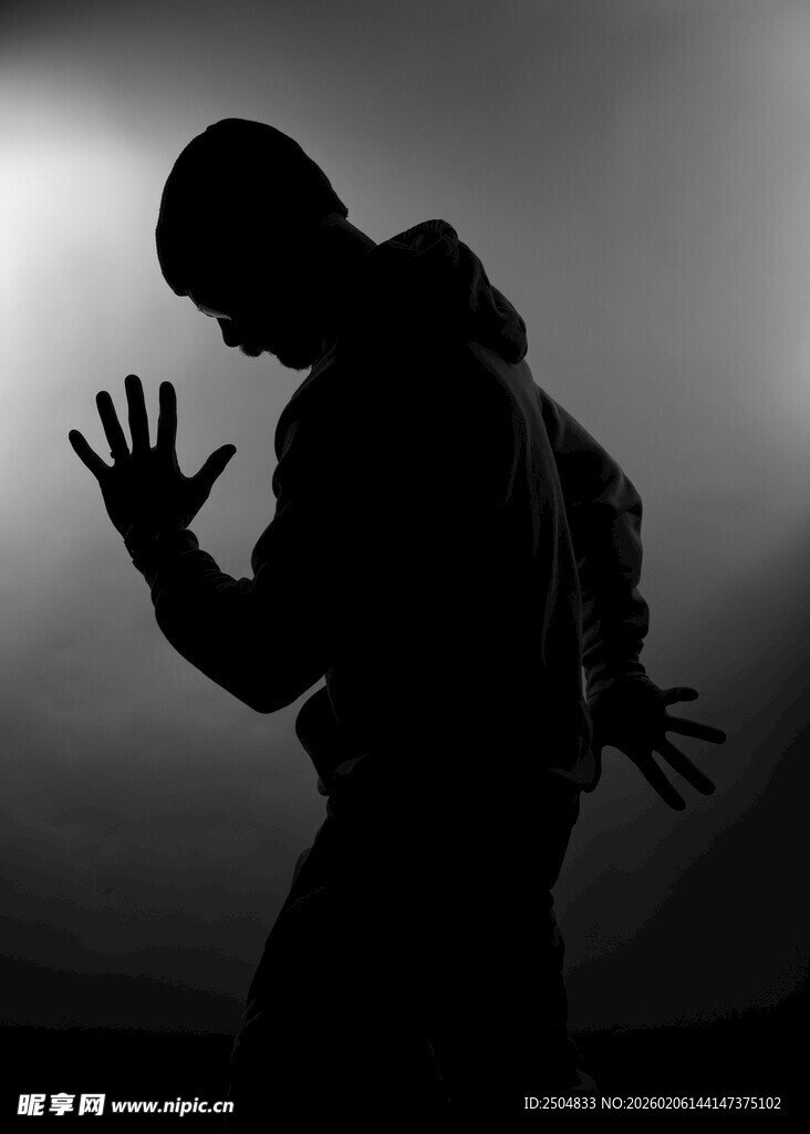 黑暗中舞者剪影