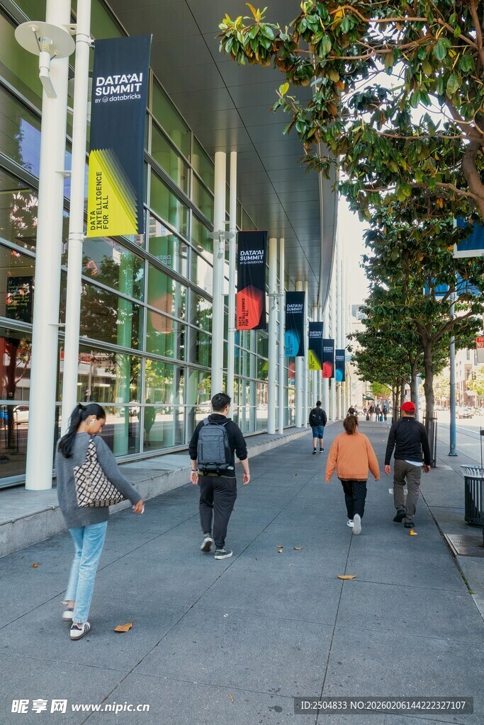 城市街道行人漫步景象
