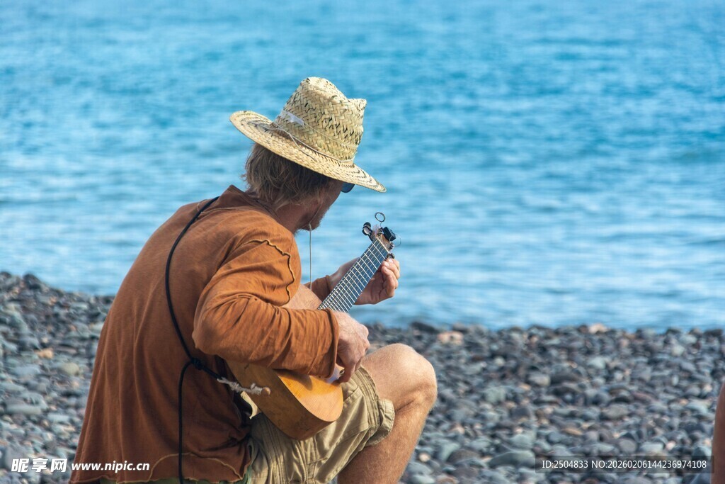 海边男子专注弹吉他