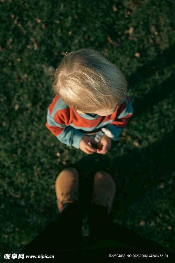 小孩在草地玩耍的温馨瞬间