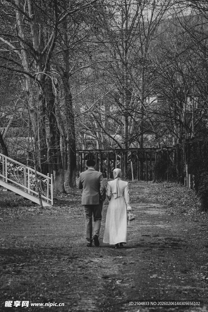 林间漫步的优雅男女