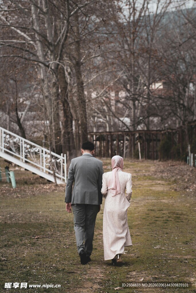 老夫妇漫步林间小道