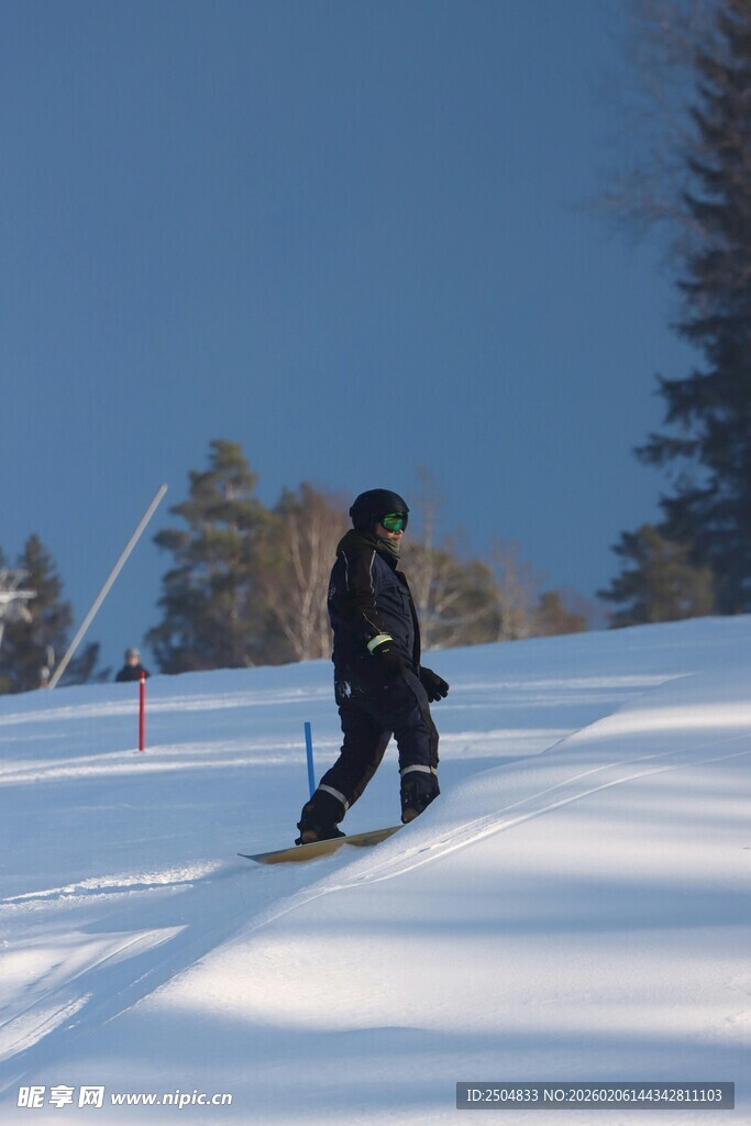 单人雪地滑雪英姿