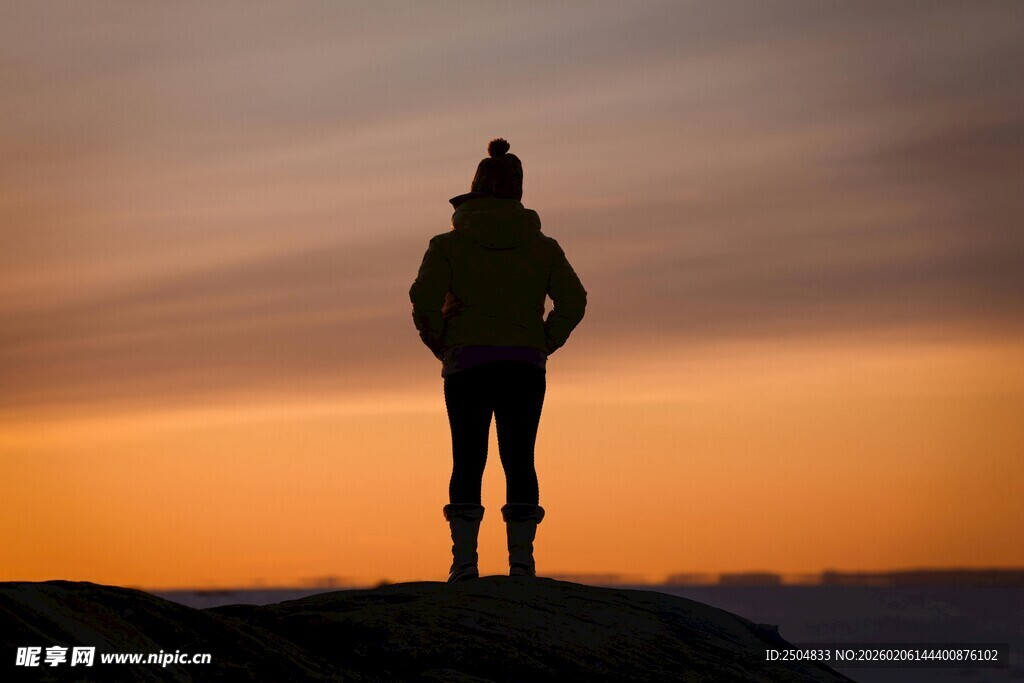 夕阳下的孤独攀登者