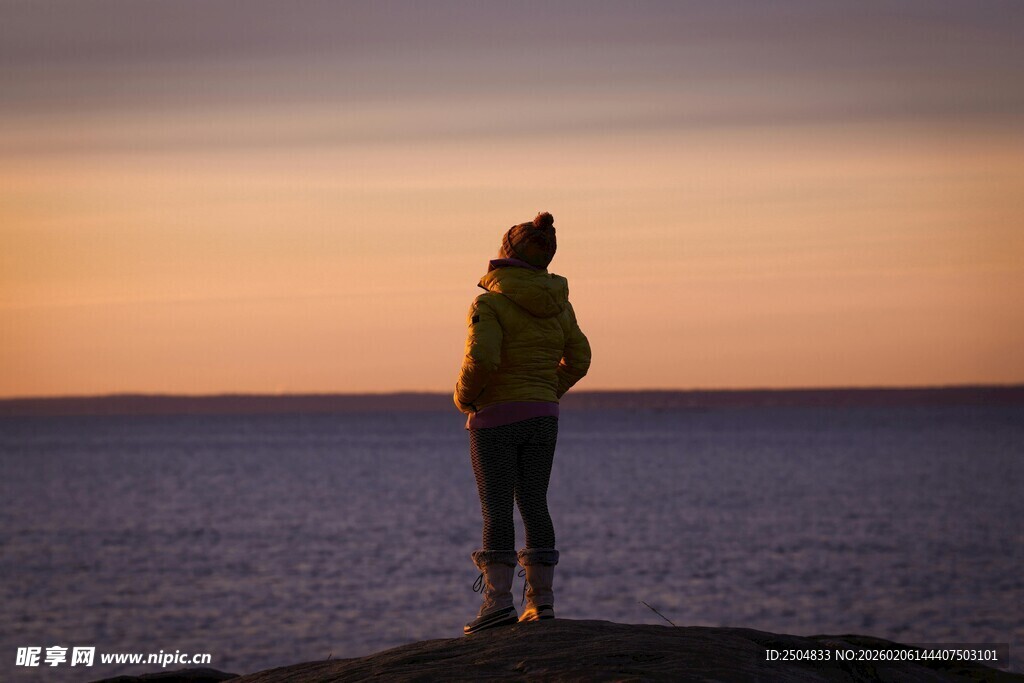 夕阳下的海边独行者