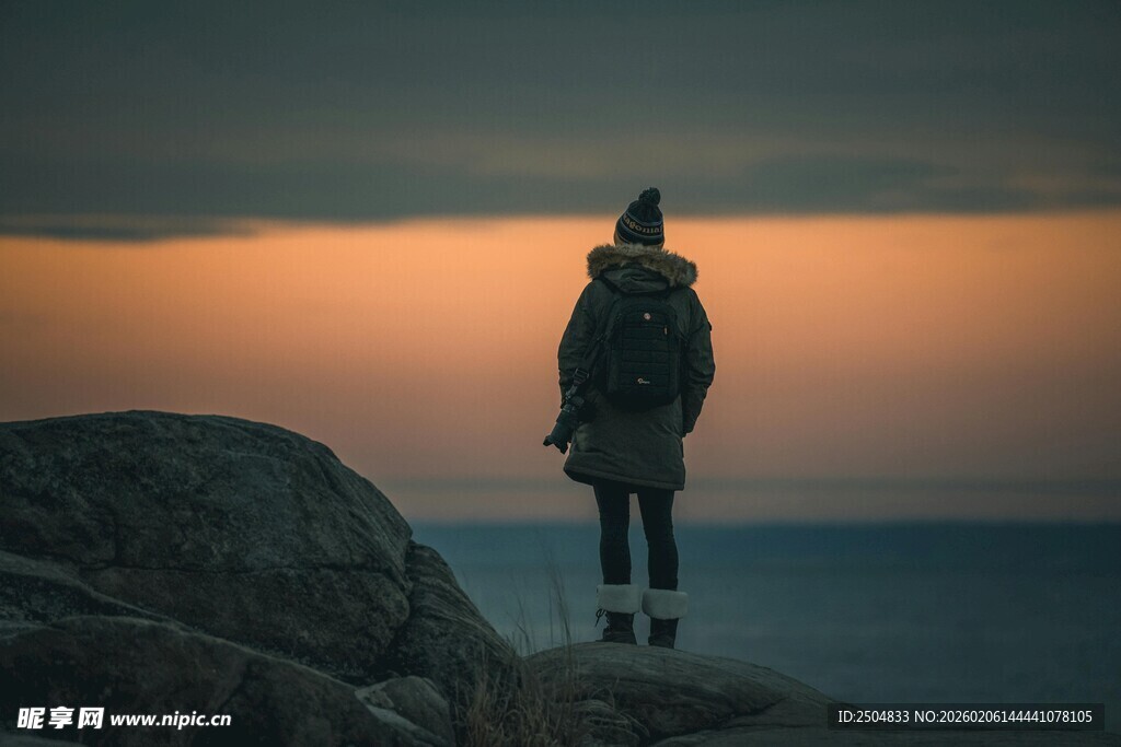 一人独赏海边黄昏美景