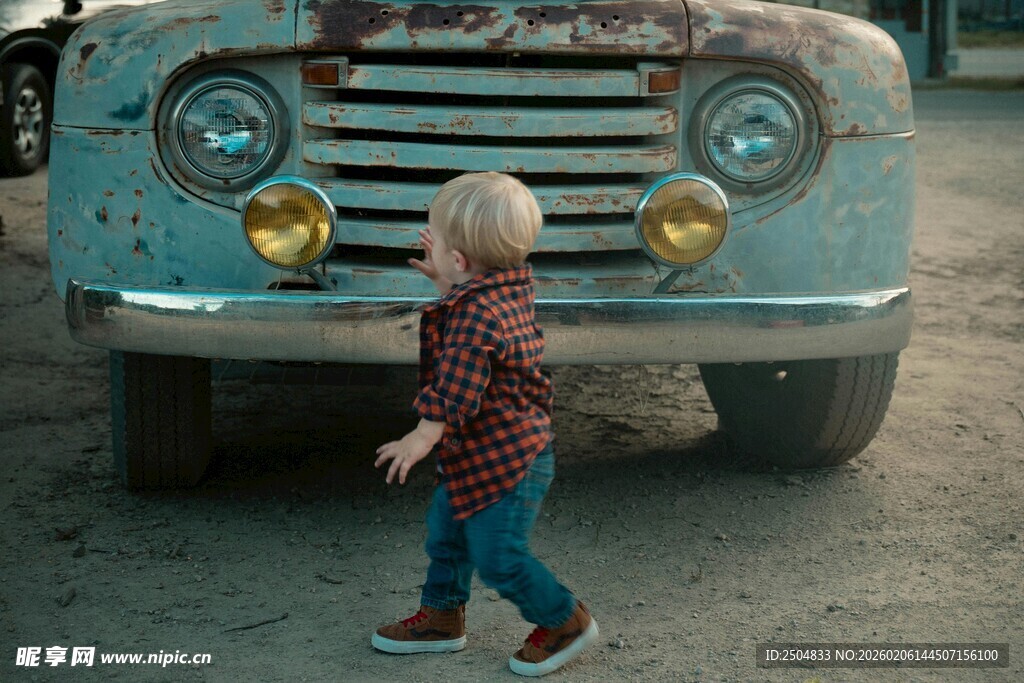 小孩走向复古卡车