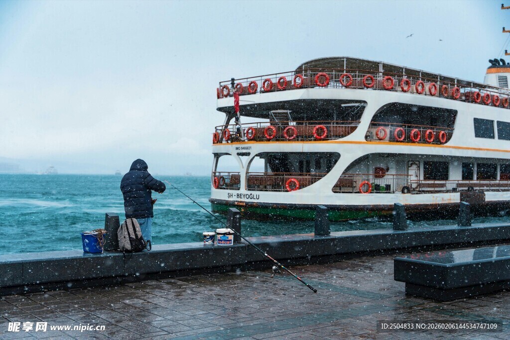 码头边人钓鱼与观光 船