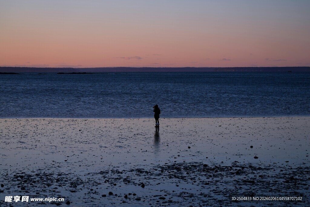 夕阳下独站浅滩的身影