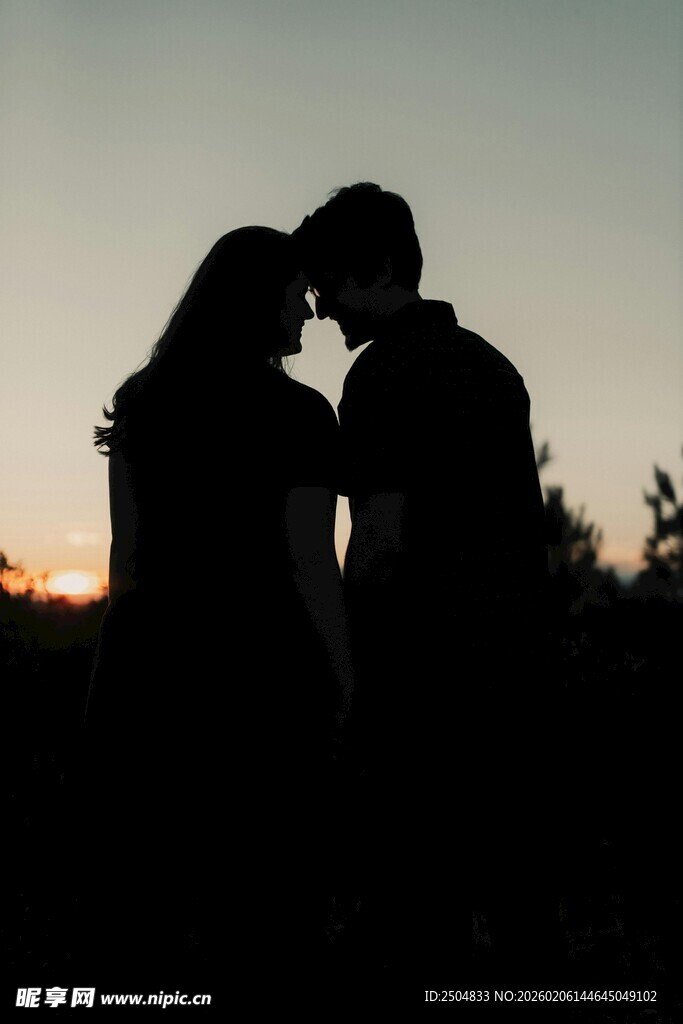 夕阳下的情侣浪漫剪影