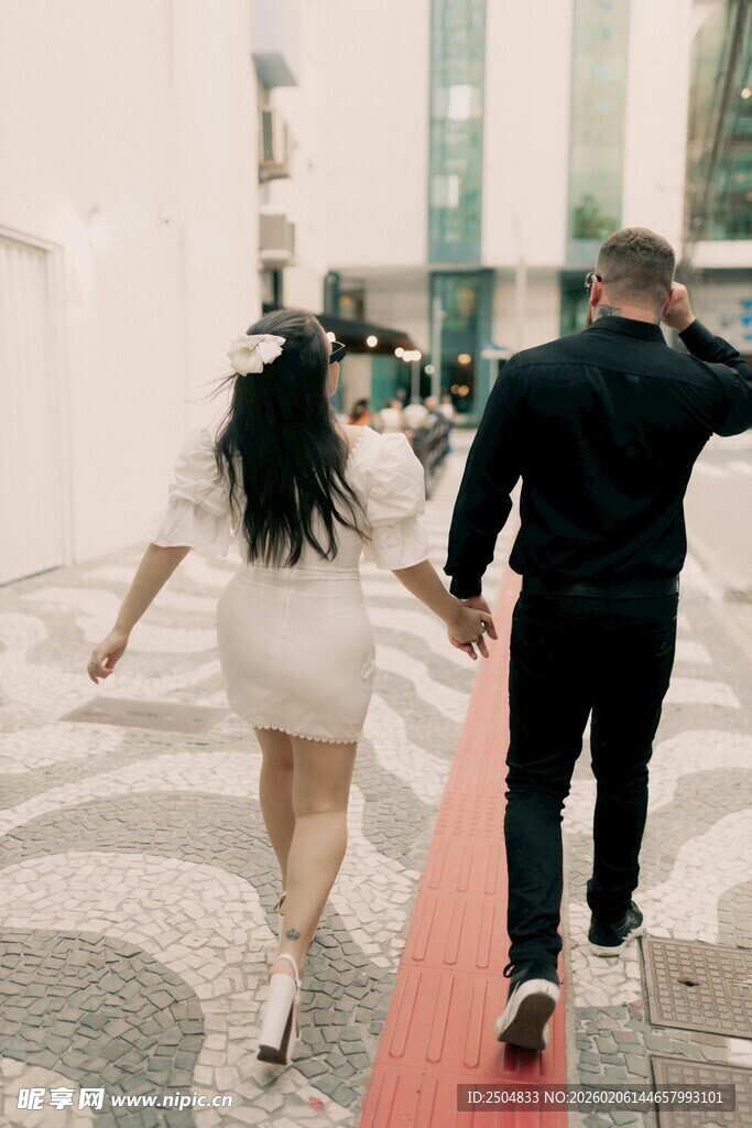 情侣牵手漫步浪漫走道