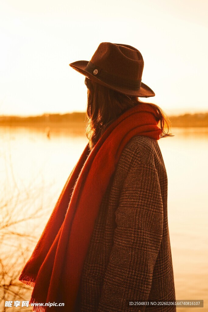 夕阳下戴帽 巾的孤独身影