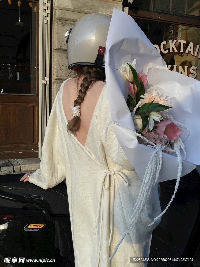 新娘背影手持花束的瞬间