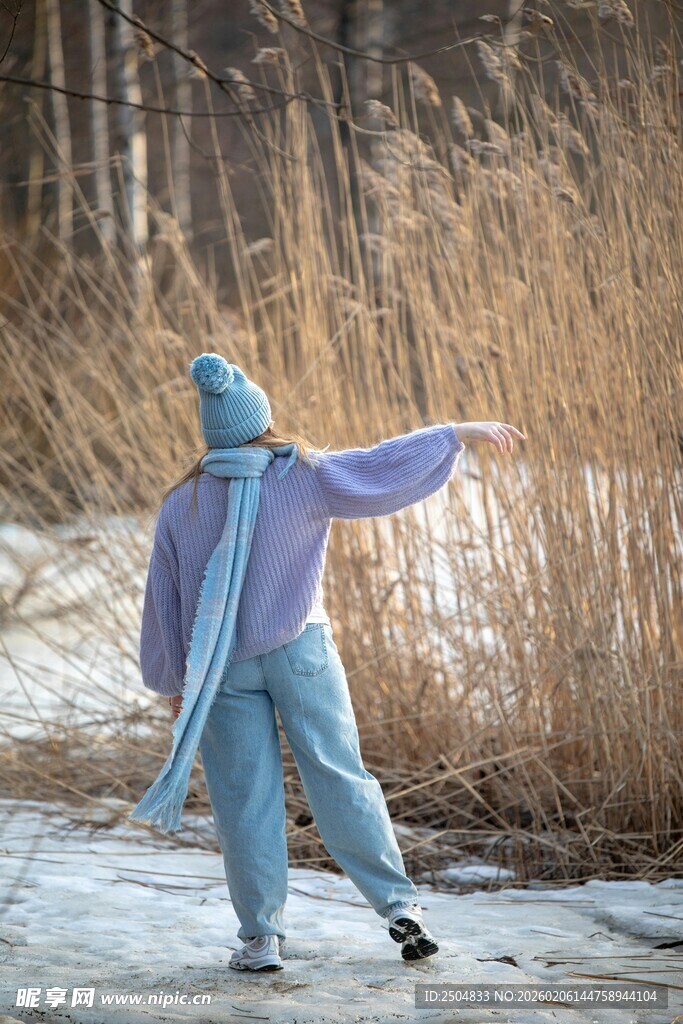 冬日冰面起舞的活力身影