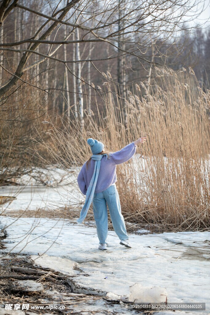 女子在冰面雪地中伸展身姿