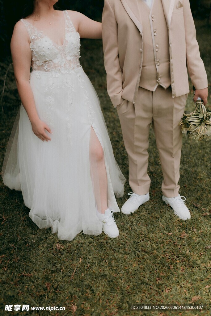 新人草地牵手甜蜜瞬间