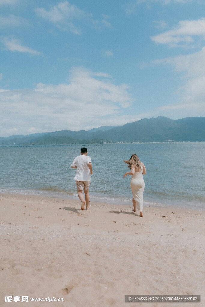 海边漫步的甜蜜情侣