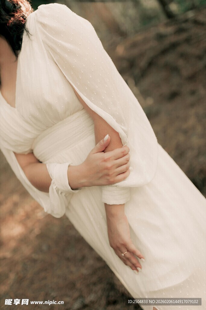 优雅白衣女子的静谧姿态