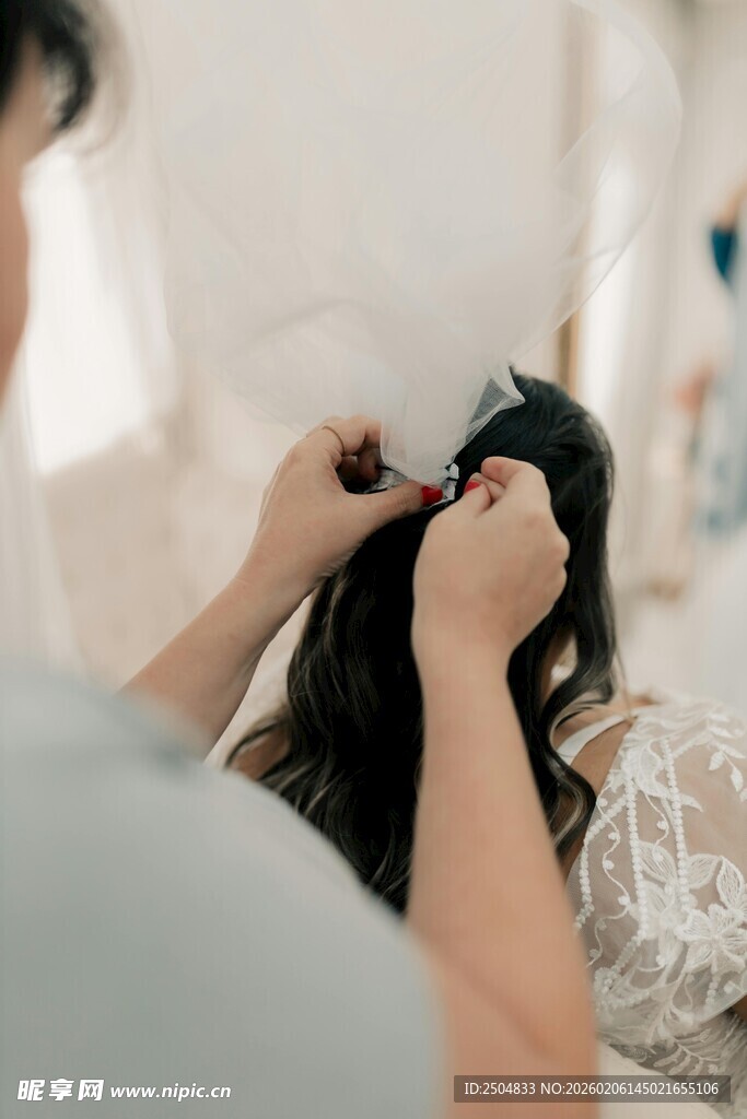 理发师为顾客精心编发