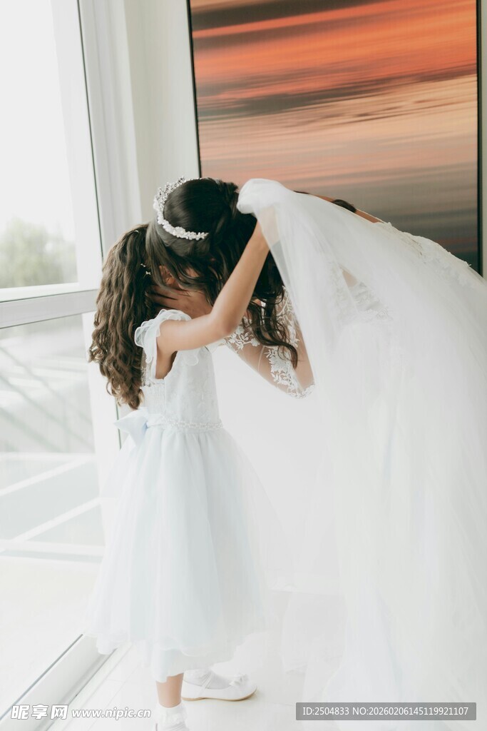 小女孩身着婚纱裙摆飞扬