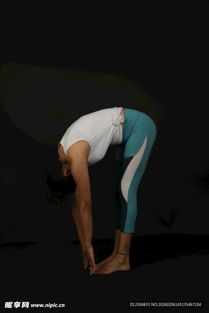 女子瑜伽体式展示