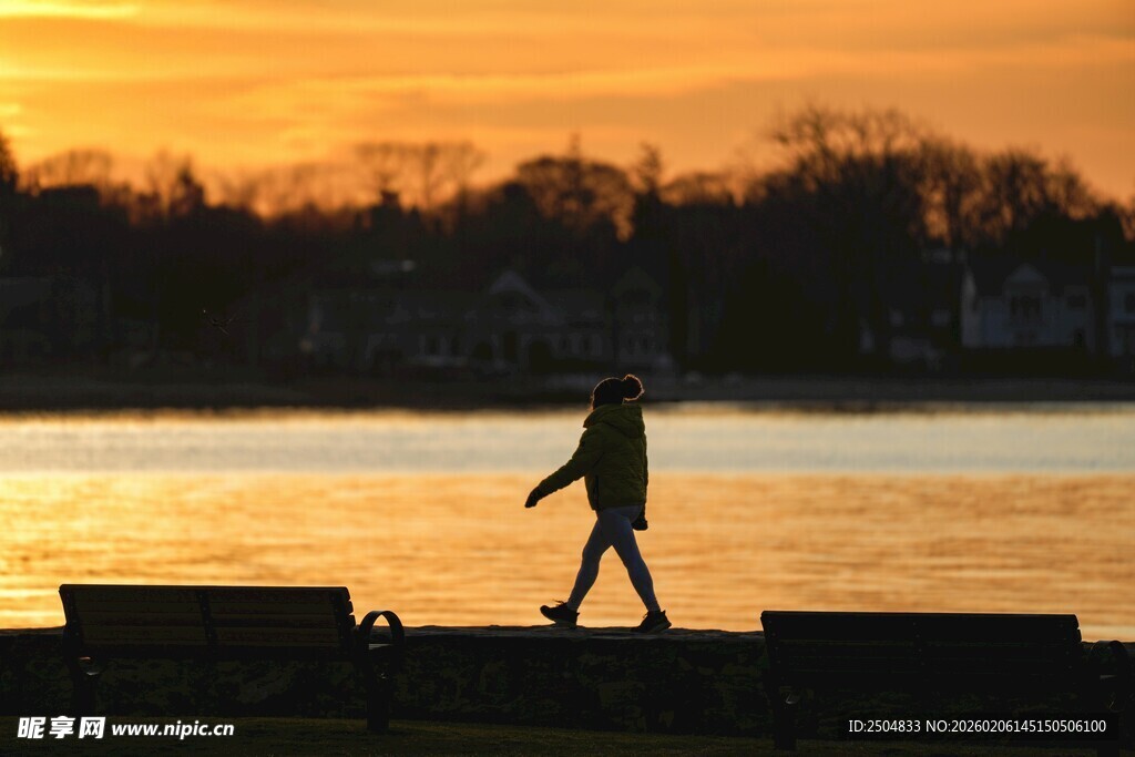夕阳下湖边漫步的身影