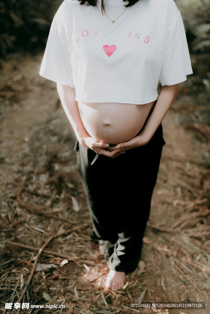 孕妇户外展示隆起的腹部