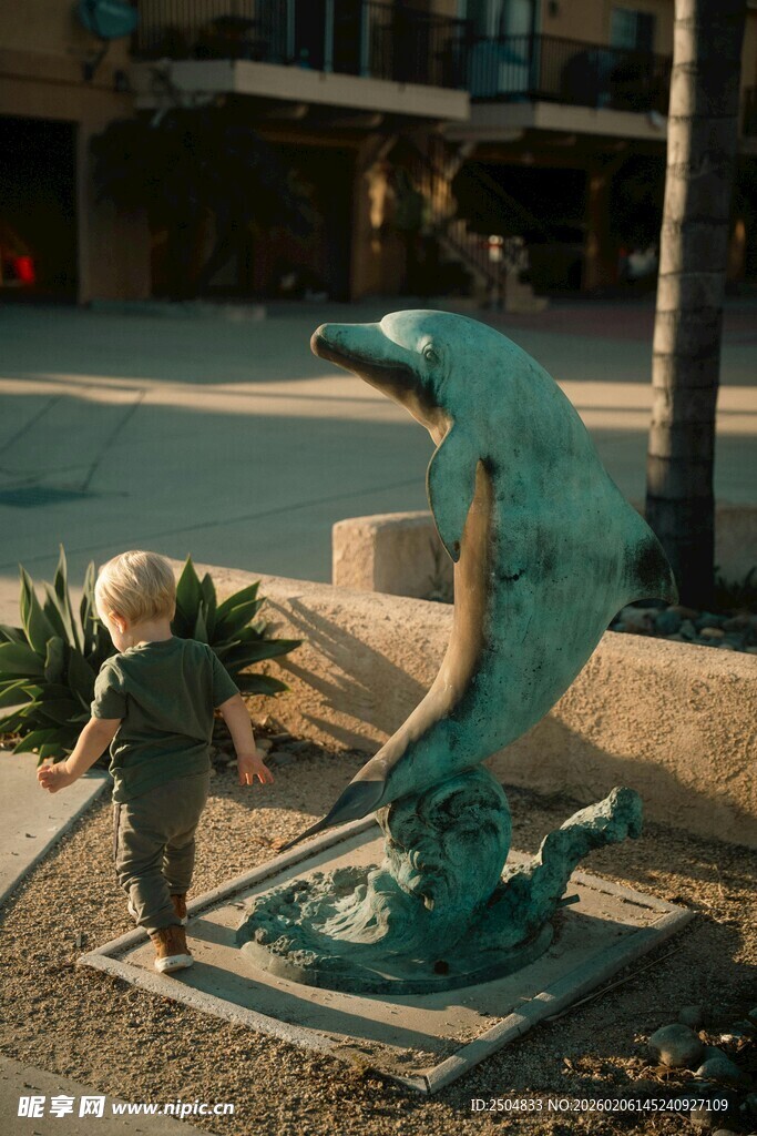 小孩与海豚雕塑互动场景