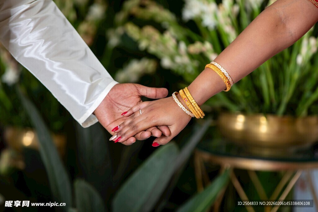 新人牵手 尽显甜蜜时刻