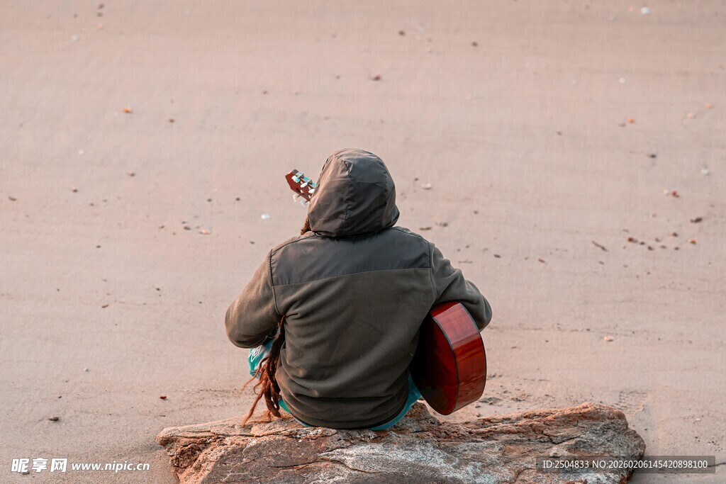 孤独旅人坐于石上望远方