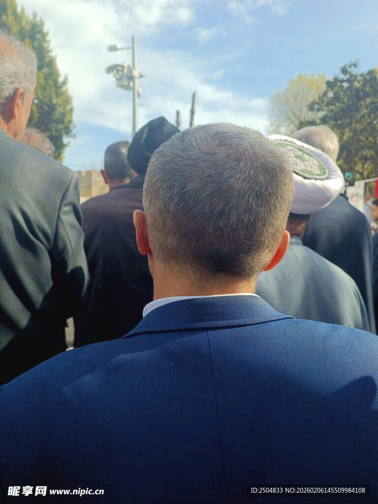 人群中的西装背影