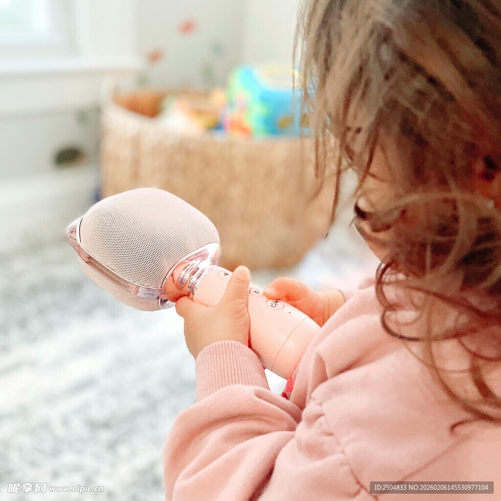 小女孩专注摆弄手中玩偶