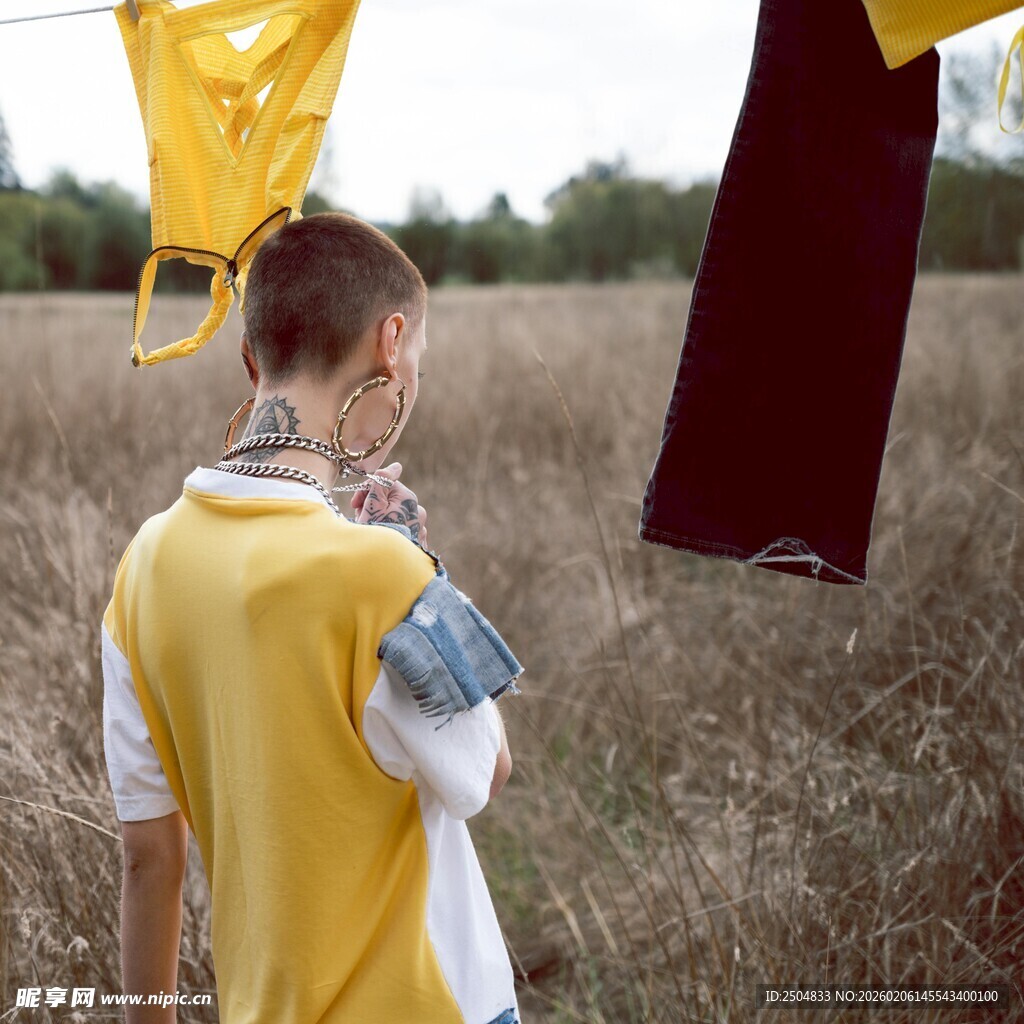 田野中晾衣旁的少年背影