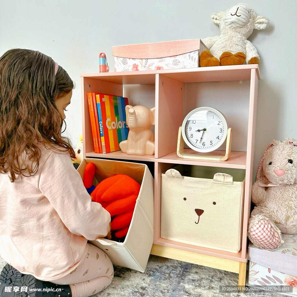 小女孩整理儿童 纳柜