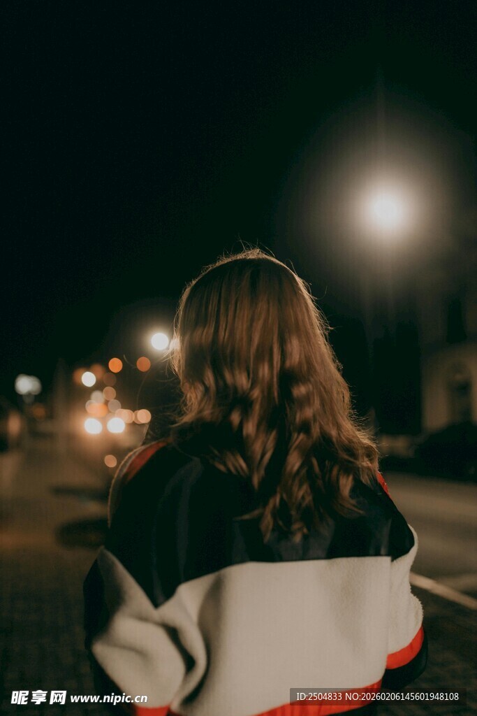 夜晚街头独坐的长发女子