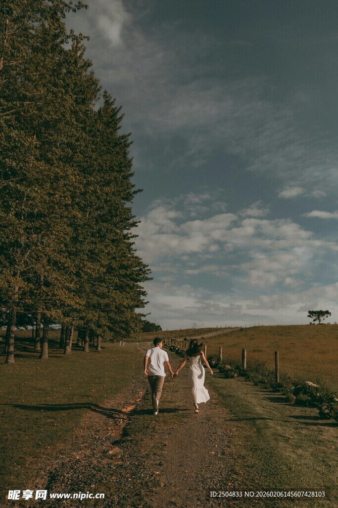 田园漫步的温馨情侣