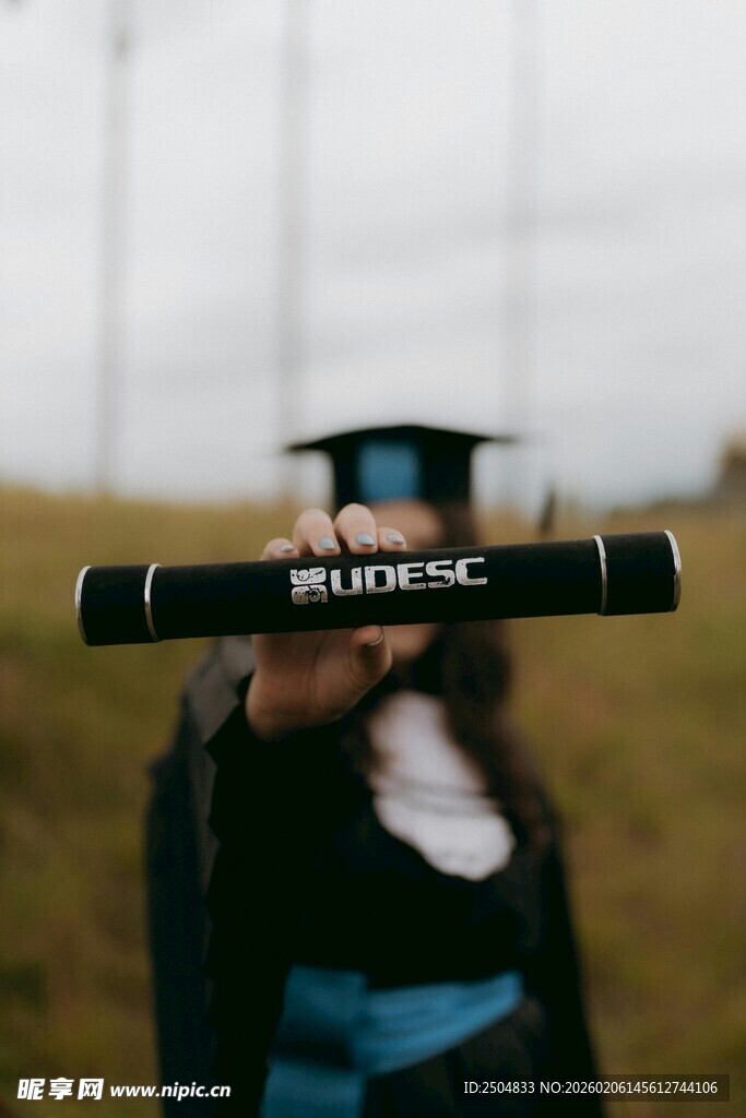 毕业生手持卷轴展示成就