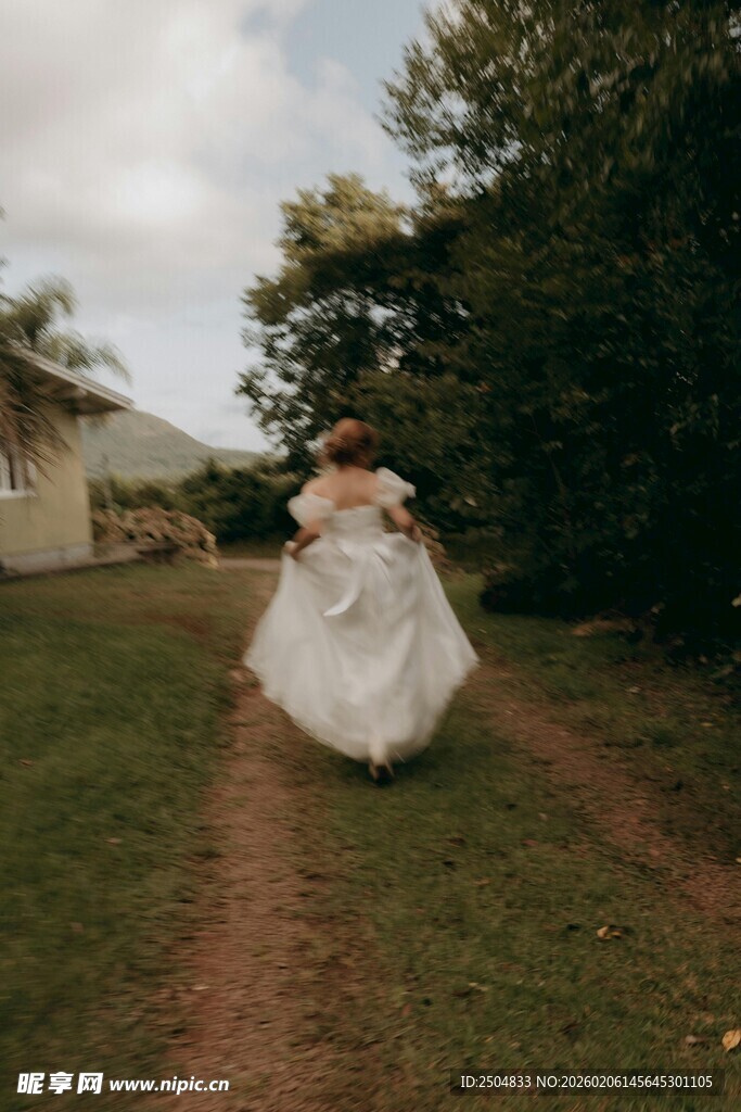 新娘漫步于绿意小径