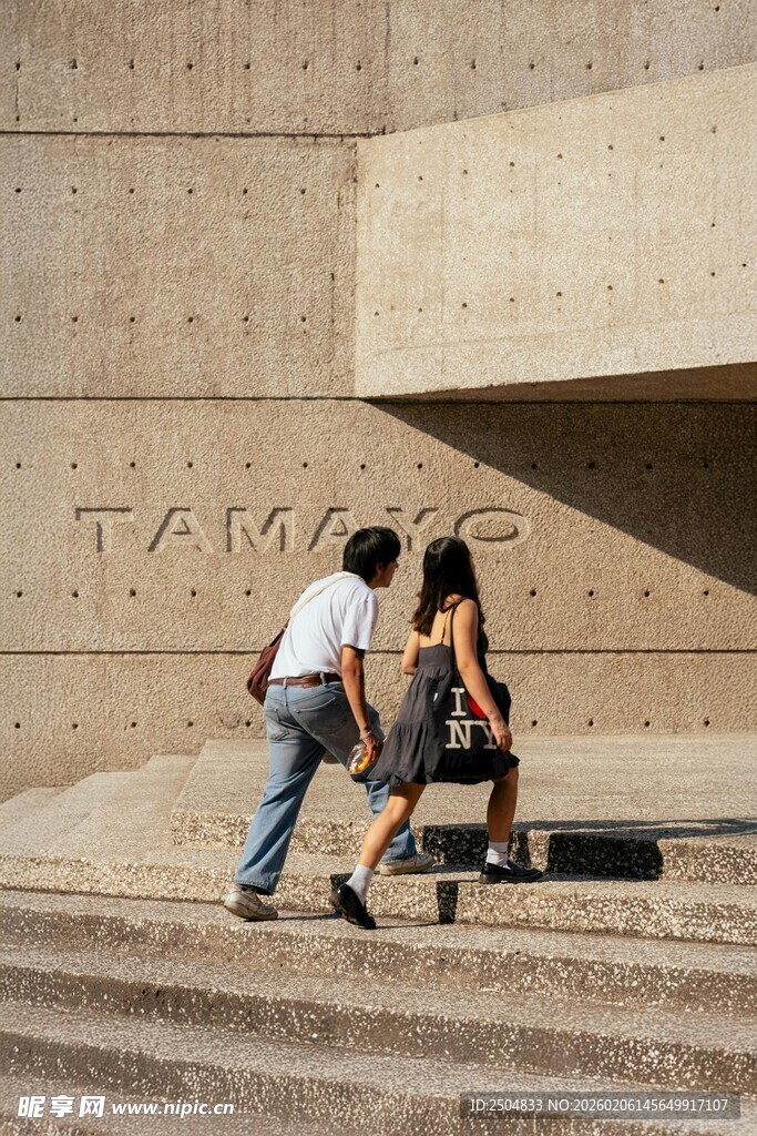 情侣在阶梯上的亲密瞬间