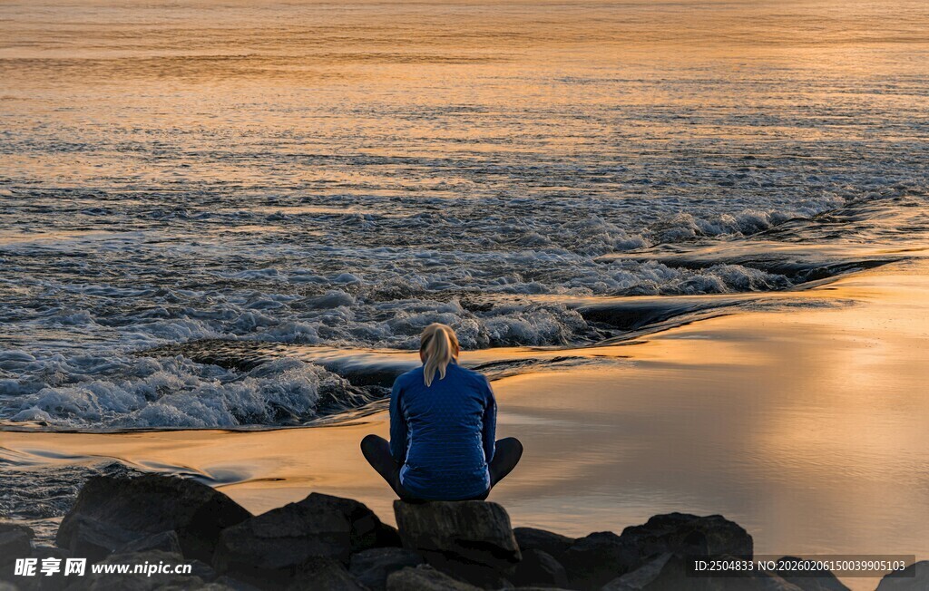 海边独坐者 静赏日落美景