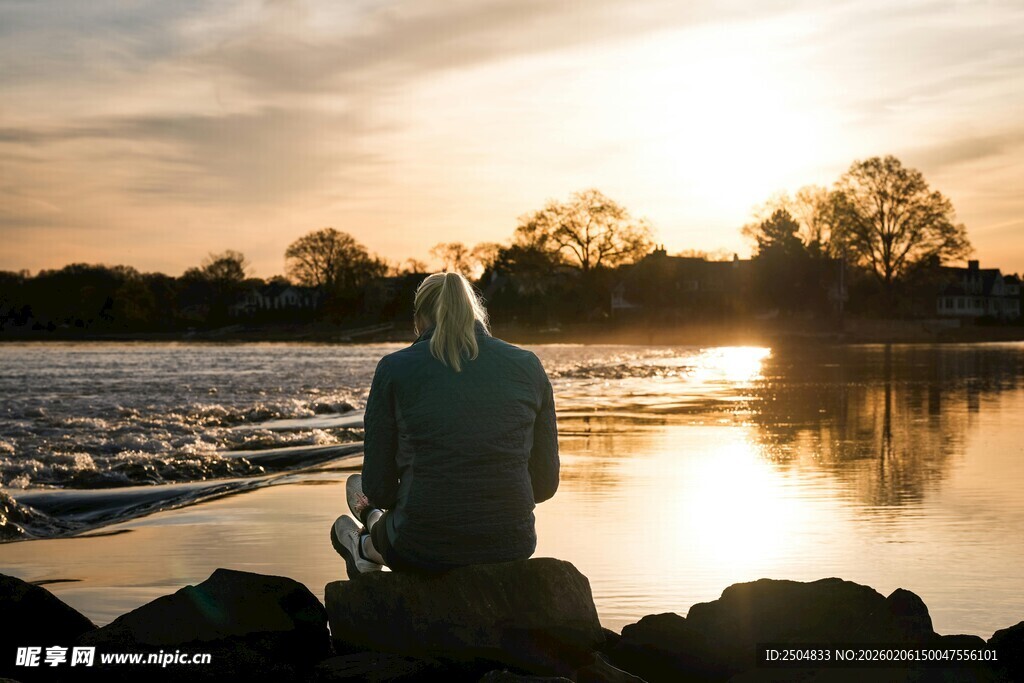 夕阳下河畔的孤独身影