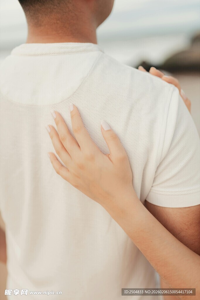 情侣背后相拥的温馨瞬间