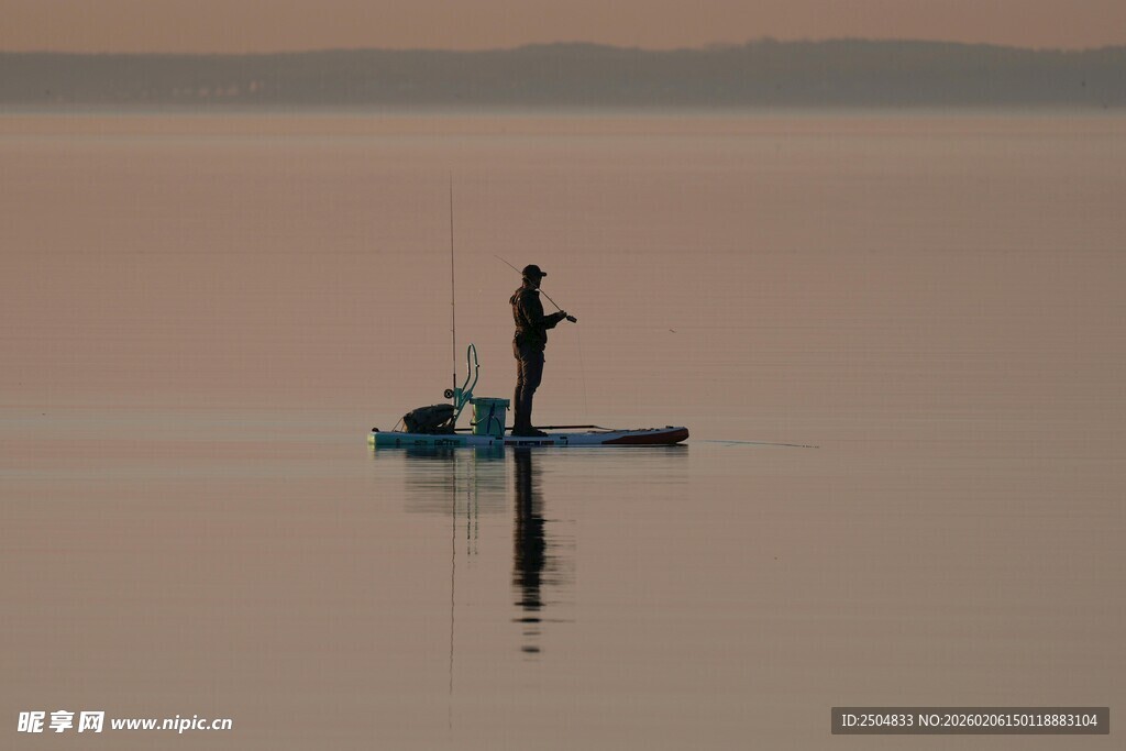 湖面上独自垂钓的身影