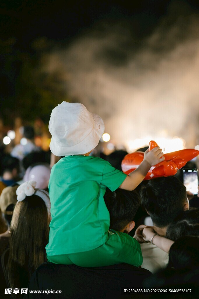 小孩观烟火场景