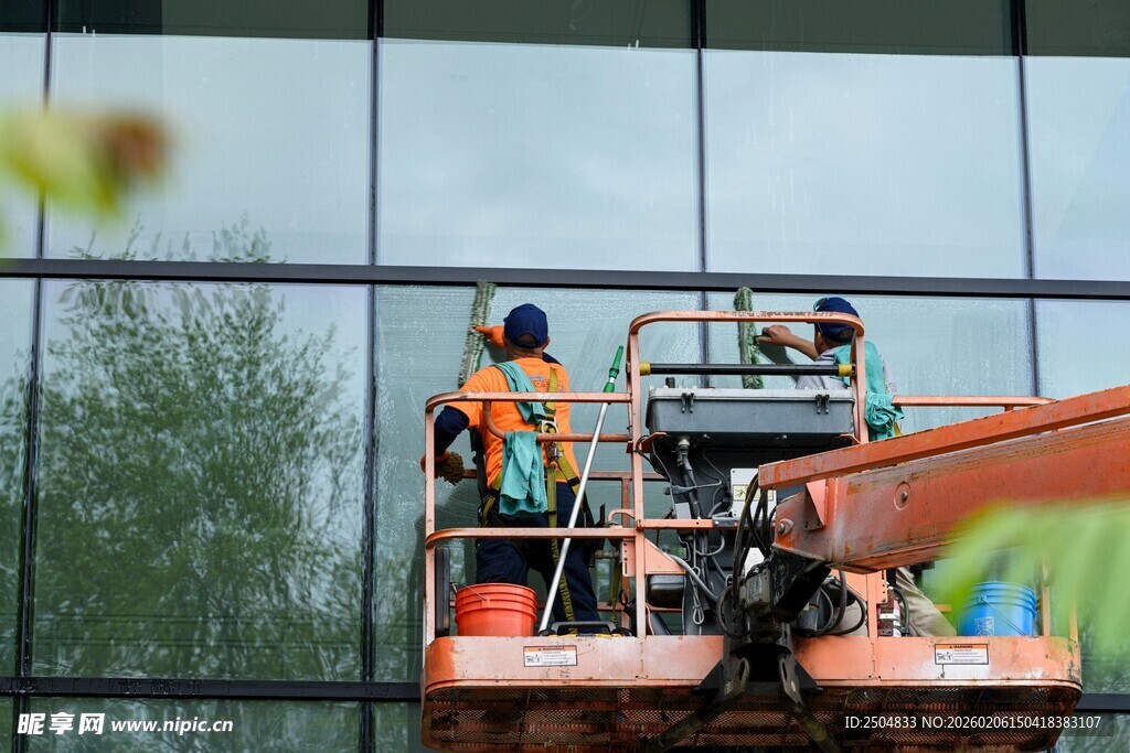 高空作业的幕墙清洁工人