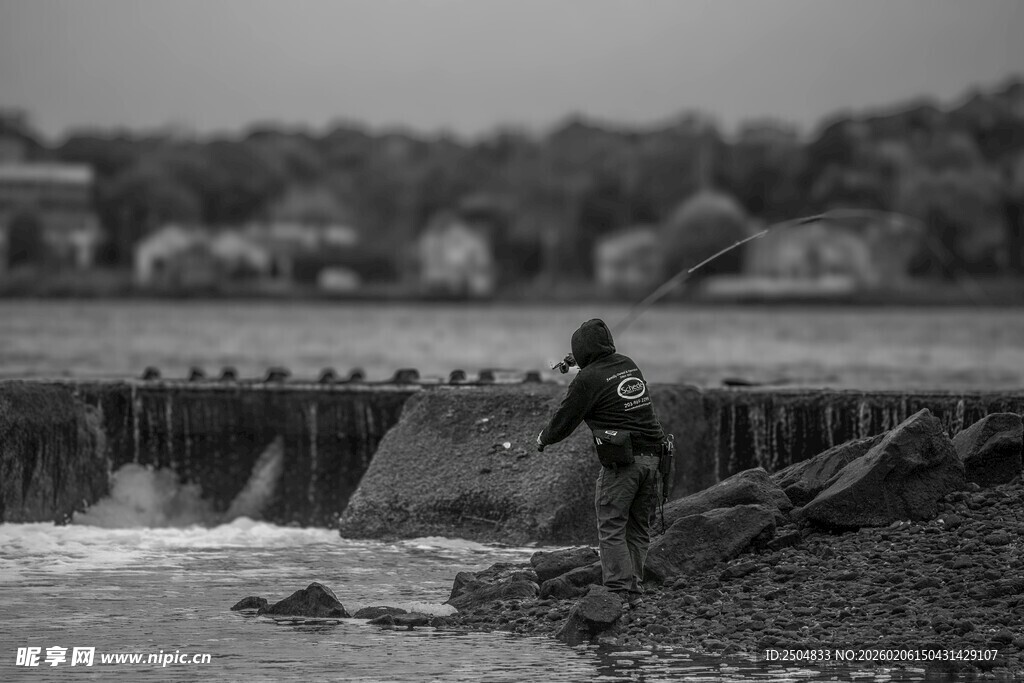 岸边人物与水坝风景