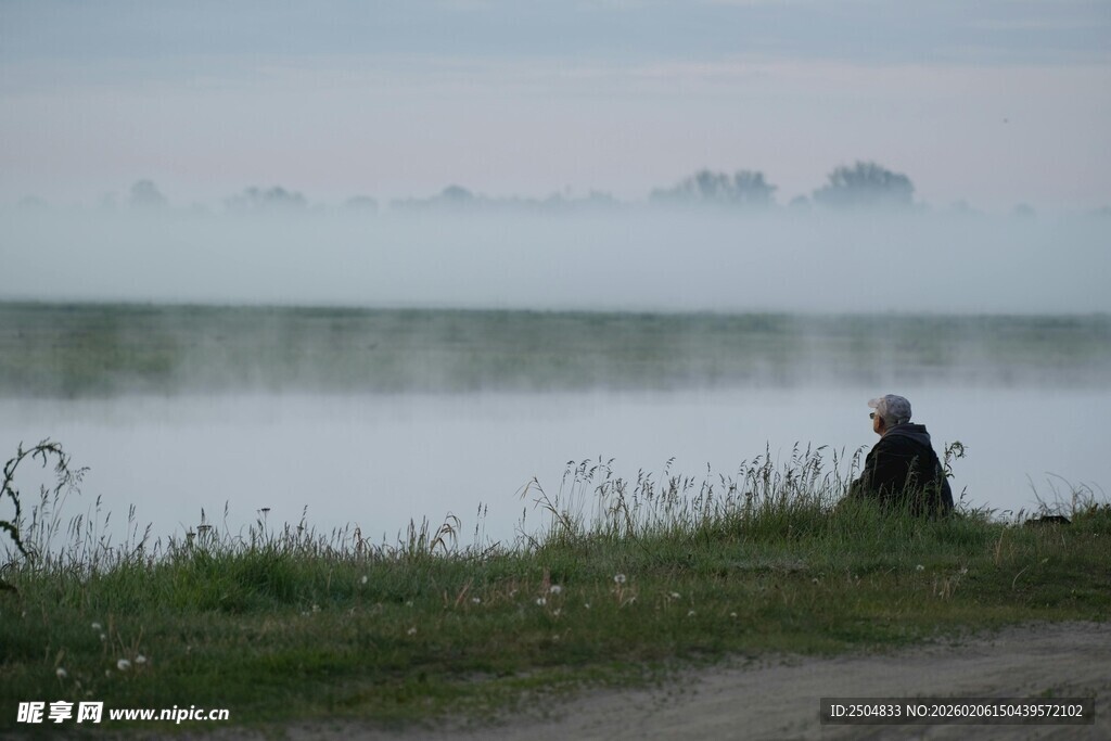 湖畔独影 雾霭中的静谧时刻
